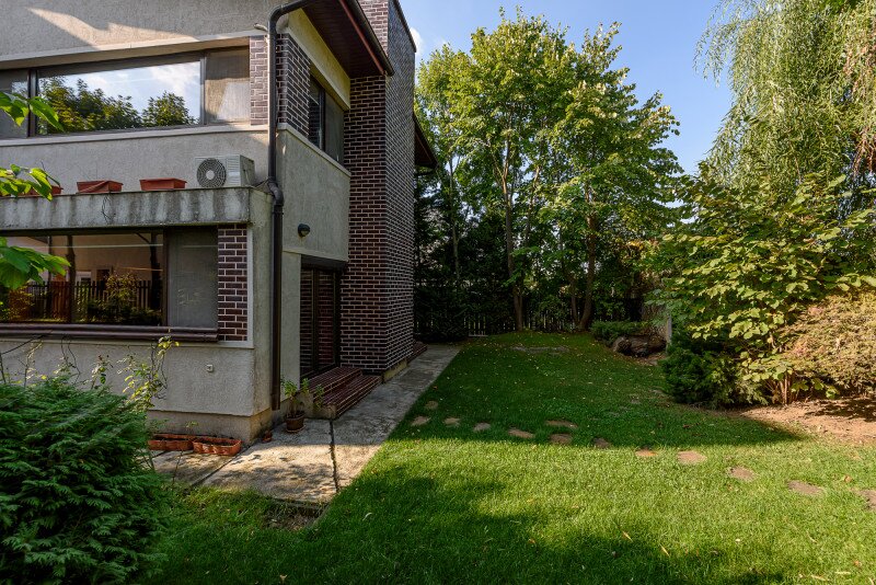 Otopeni, str. Campului, vila 4 camere, birou, curte generoasa